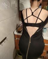 借住在朋友家，喝了酒把朋友的老妈强上，不顾她的反抗还内射了进去……1