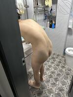 1.偷拍:儿子镜头下,饥渴的母亲独自在浴室自慰,口中喊着儿子的名字1