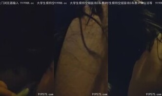 接&ldquo;母狗&rdquo;路灯下口交