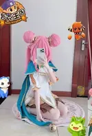 克王国世界 【炸了】《洛克王国世界》可丽希亚cos试衣全网杀疯!粉色长发+小皇冠+精致礼服,每套造型都像从童年记忆里抠出来的——傲娇眼神、叉腰小表情,连发丝弧度都神还原。0