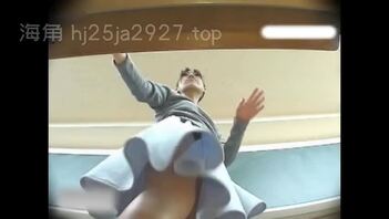 学生偷拍老师的裙底。