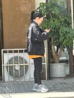 拍bb被发现了后面还拍我，紧身裤小骚货，少妇