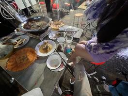 【海角原创】45来市里上网,姐姐看我打游戏,一边摸着她的蜜穴一边打游戏0