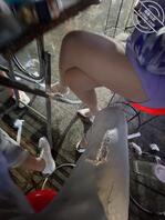 【海角原创】45来市里上网,姐姐看我打游戏,一边摸着她的蜜穴一边打游戏1