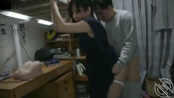 【母子乱伦】妈妈撞见正在打飞机的儿子!结果被饥渴儿子拔掉内裤强上…0