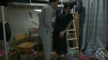 【母子乱伦】妈妈撞见正在打飞机的儿子!结果被饥渴儿子拔掉内裤强上…1