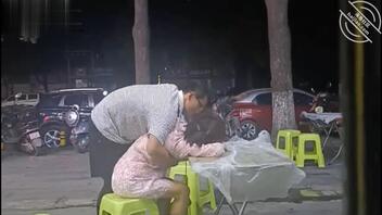湖北街头捡尸事件❤️大爷和中年眼镜男路边大排档捡尸醉酒女咸猪手摸逼揉胸0