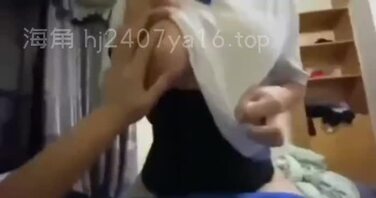 晚上有点想插逼了，把肉便器学生（女儿）叫过来当日逼器一样自己坐上去就是操