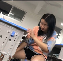 偷拍齐逼超短裤女大0