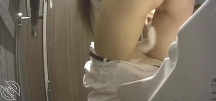 厕拍女发小尿急，脱下裤子坐马桶上嘘嘘2