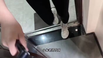 小朱老师穿瑜伽服被我狂操的淫水连连，老公问她最近逼怎么有点松