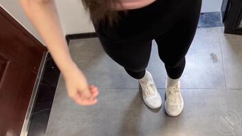 小朱老师穿瑜伽服被我狂操的淫水连连,老公问她最近逼怎么有点松2