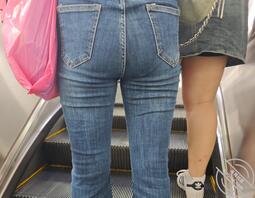 女大学生紧身牛仔裤