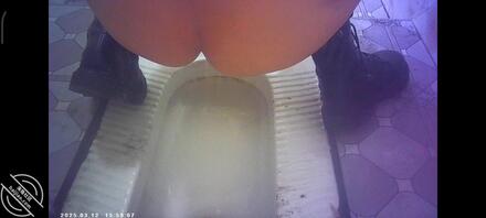 偷拍掰开屁股尿尿的骚货1