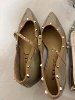 门没关紧主人在客厅刷视频直接进去拿走一次性拿个够 先打那双呢有没有想要的0