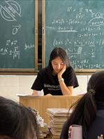 上课偷拍我的英语老师，偷偷潜入办公室射在她椅子上0