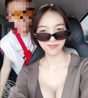 上课偷拍我的英语老师，偷偷潜入办公室射在她椅子上1