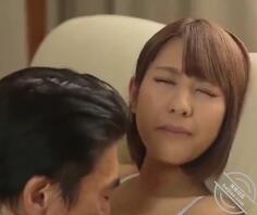 【继父女乱伦】好猖狂!极品女儿被禽兽继父当着妈妈的面艹翻了…0