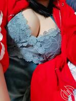 老婆不给口就来找炮友，别人老婆就是爽，好想看老婆也给别人口