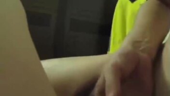 熟女人妻偷情 操一半老公来电话了 还边操边聊上位疯狂输出 