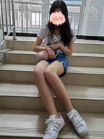 格子短裙女大学妹裙下穿着透明内内