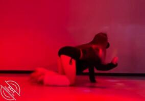 一大早就被姐姐叫起来陪她去舞蹈室练舞，到了舞蹈室里面有几个人在排队上去练1