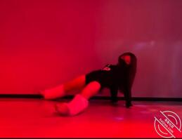 一大早就被姐姐叫起来陪她去舞蹈室练舞，到了舞蹈室里面有几个人在排队上去练