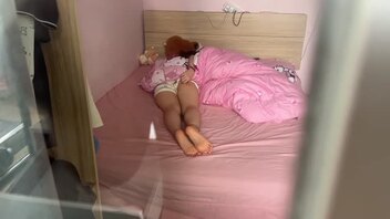 偷拍小表妹在床上瞬间，我在窗外看的我心痒痒，翻个身把我吓得魂都没了