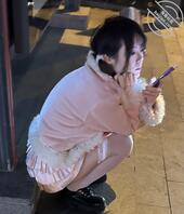 公交车站等车的小太妹、大冬天的下面就穿个袜子啊、也不知道里面穿内裤没0