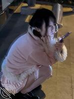 公交车站等车的小太妹、大冬天的下面就穿个袜子啊、也不知道里面穿内裤没1