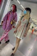 精神小妹逛街，肉丝袜丁字裤