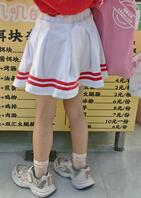 偷拍女大学生的极品美腿，这样穿着短裙的女大学生你们喜欢吗？1