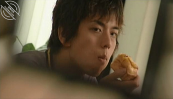 岛国母子乱伦,儿子找小混混轮干母亲(上)0