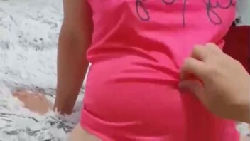 怀孕妈妈逼痒了儿子来帮忙老爸不敢操我来操