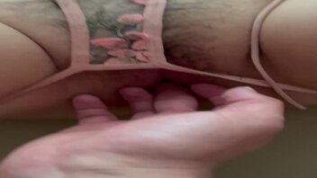 流着白色粘液的骚逼。