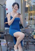 蓝色连衣裙的诱惑