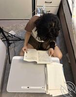 女儿马上考试了每天都复习到很晚，老父亲只能帮忙缓解下压力1