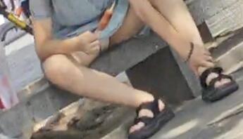 街拍美女当众叉开腿走光露底