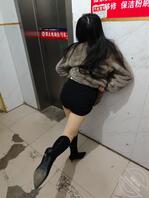 骚货穿这么性感在外面就挑逗我，真想在大街上就干她。太勾人了