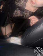 带骚妻公园车震，她说被人看到就叫过来一块，嘴里含一个下面搞一个0