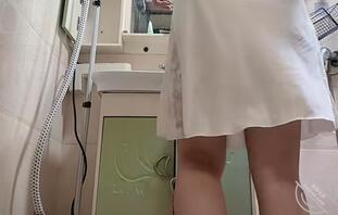 每次偷拍姑姑都是一回刺激的冒险0