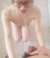 舅妈和我一起洗澡