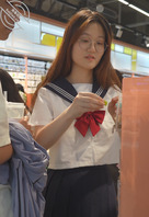 抄底偷拍情侣眼镜妹1