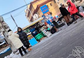 道外江边老头乐（今天少就两个老逼红衣服的那个以前也是现在不知道干不干了）0