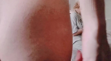 干超害羞的黄毛妹子