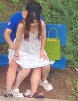 太饥渴!一情侣长椅上行为不雅,走光都不管,全程被拍2