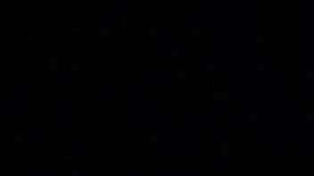 在化妆了，这个时刻我心乱了，第一次把她给别的男人干。她为什么还笑得出来