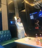 老婆昨晚陪领导唱歌，唱着唱着就被草了，回家了，领导发她被草的视频，我继续0