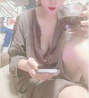 5 长腿表妹感冒,趁机把精子射入感冒药,亲手喂表妹喝下。0