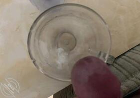 5 长腿表妹感冒,趁机把精子射入感冒药,亲手喂表妹喝下。2